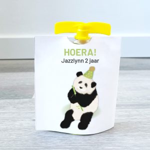 Traktatie panda zelf maken. Knijpfruit wikkel, Panda – Printable. Gezonde traktatie panda. Traktatie kinderdagverblijf en basisschool.