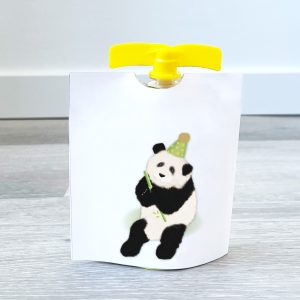 Traktatie panda zelf maken. Knijpfruit wikkel, Panda – Printable. Gezonde traktatie panda. Traktatie kinderdagverblijf en basisschool.