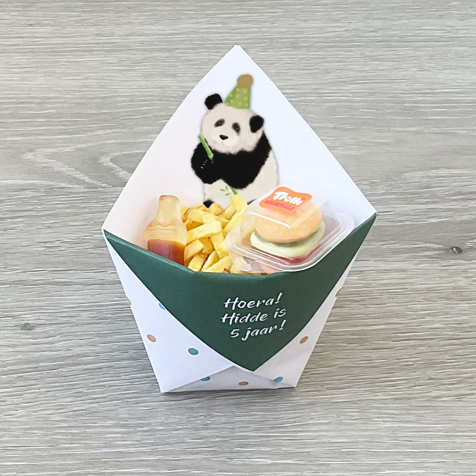 Frietzakjes / traktatie zakjes. Panda. PDF printable. Panda traktatie maken. Je kunt er chips frietjes, popcorn, voorverpakte snoepjes in doen of kleine uitdeelcadeautjes.