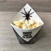 Traktatie zakjes – Halloween - Spin – Printable. Halloween traktatie popcorn. Halloween traktatie school. Griezelige traktatie. Enge traktatie. Stoere traktatie. Printable traktatie.