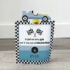 Raceauto traktatie maken. Knijpfruit traktatie wikkel race auto thema – Printable. Racewagen traktatie. Afscheid kinderdagverblijf traktatie. Gezonde traktatie auto. Stoere traktatie. Formule 1 feestje.