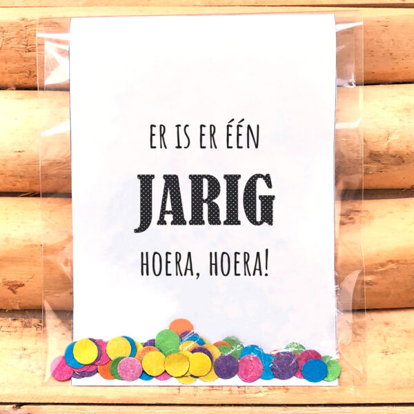 Traktatie kaart - Er is er één jarig – Printable. Traktatie kaart printen.