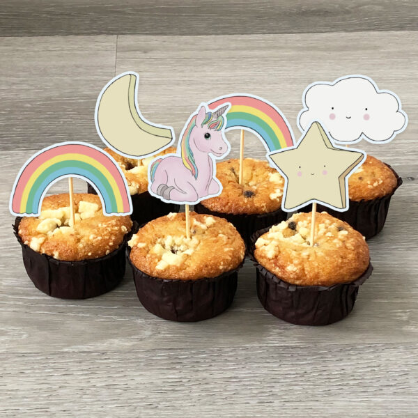 Traktatie prikkers – Unicorn thema – Printable. Unicorn feestje. Unicorn traktatie zelf maken. Eenhoorn traktatie. Regenboog traktatie. Traktatie printable. Cupcake traktatie. Fruitspies traktatie. Traktatie plaatjes.