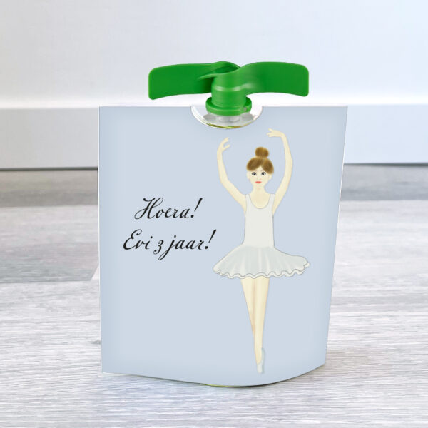 Knijpfruit traktatie wikkel - Ballerina - Printable. Ballerina traktatie maken. Knijpfruit traktatie printable. Knijpfruit wikkel ballerina. Ballerina kinderfeestje. Traktatie creche/basisschool.