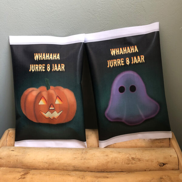 Traktatiezakjes Halloween - Pompoen en spook - Printable. Halloween traktatie kind. Traktatie printable. Chips wikkel traktatie. Halloween traktatie popcorn. Halloween traktatie school. Snoepzakjes traktatie.