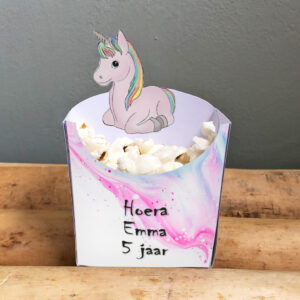 Unicorn traktatie bakje - Printable. Traktatie unicorn zelf maken. Eenhoorn traktatie. Unicorn traktatie printable. Unicorn traktatie school. Traktatie bakjes popcorn. Traktatie bakje friet/patat.