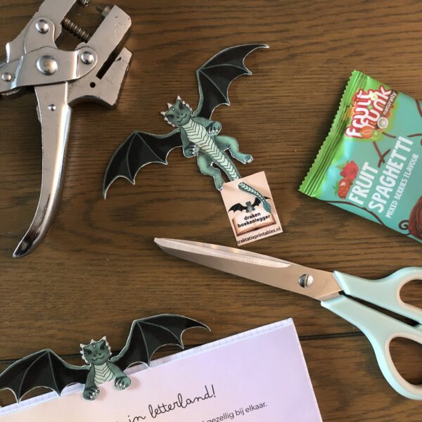 Draken boekenlegger – Printable (dubbelzijdig). Traktatie draak maken. Traktatie printable. Draak cadeautje maken. Boekenlegger pdf. Boekenlegger maken.