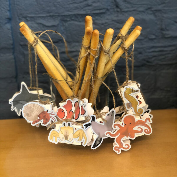Traktatie vishengel met zeedieren - Printable. Zeedieren traktatie. traktatie hengel met visje. Soepstengel hengel traktatie. traktatie haai hengel. Zomerse traktatie. Traktatie printable. DIY traktatie.