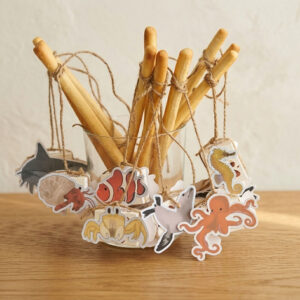 Traktatie vishengel met zeedieren - Printable. Zeedieren traktatie. traktatie hengel met visje. Soepstengel hengel traktatie. traktatie haai hengel. Zomerse traktatie. Traktatie printable. DIY traktatie.