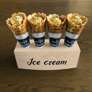 Cone houder voor 4 ijshoorntjes - Hout look - Printable. Cone houder maken. IJsjes trakteren. IJshoorntjes traktatie. onwIJS bedankt. Juffendag. Speelhoek.