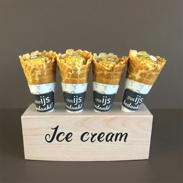 Cone houder voor 4 ijshoorntjes - Hout look - Printable. Cone houder maken. IJsjes trakteren. IJshoorntjes traktatie. onwIJS bedankt. Juffendag. Speelhoek.