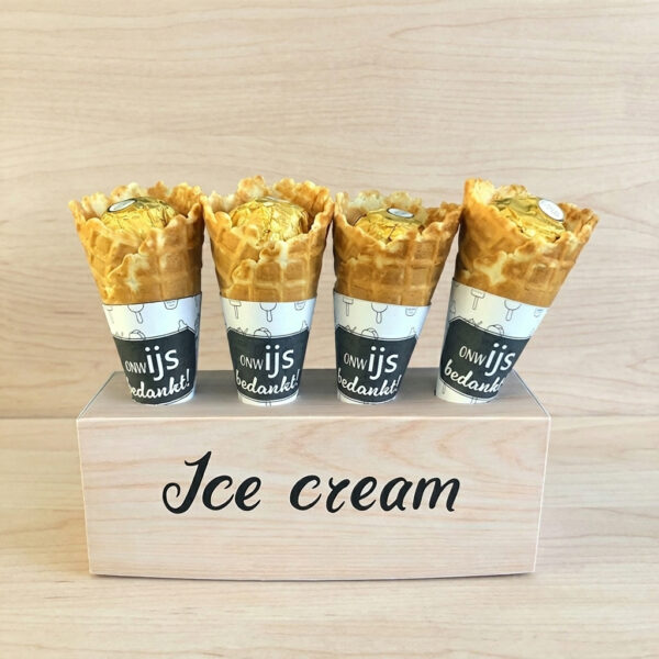Cone houder voor 4 ijshoorntjes - Hout look - Printable. Cone houder maken. IJsjes trakteren. IJshoorntjes traktatie. onwIJS bedankt. Juffendag. Speelhoek.