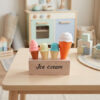Cone houder voor 4 ijshoorntjes - Hout look - Printable. Cone houder maken. IJsjes trakteren. IJshoorntjes traktatie. onwIJS bedankt. Juffendag. Speelhoek.